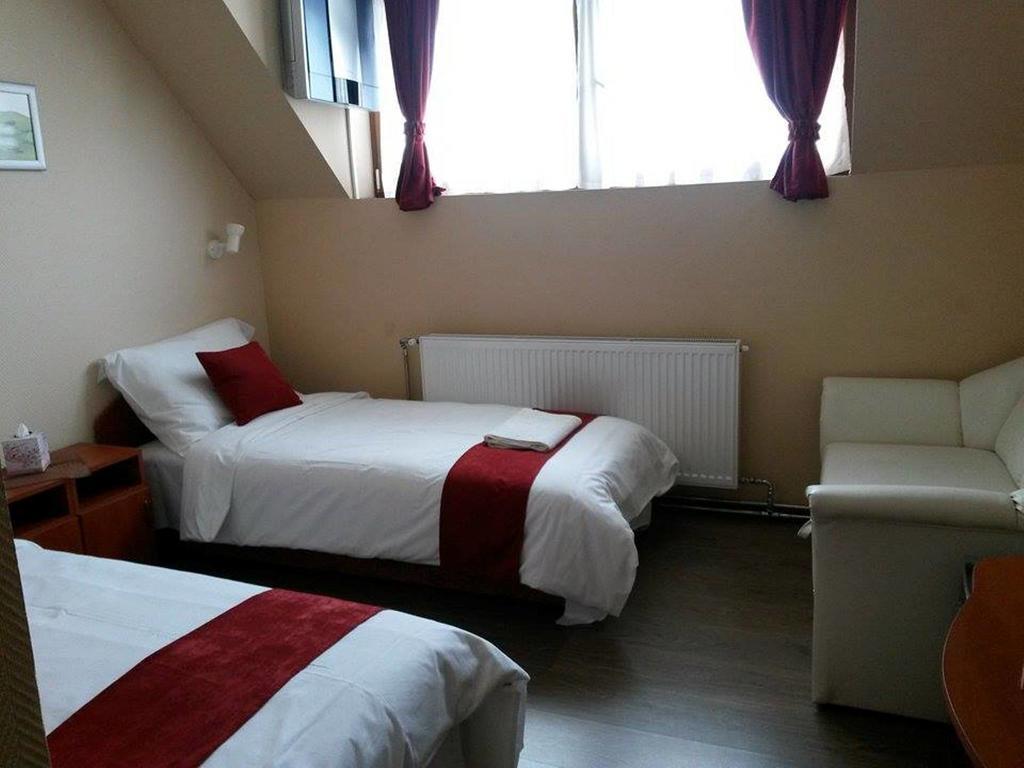 Abszolut Hotel Es Panzio Nyírbátor 객실 사진