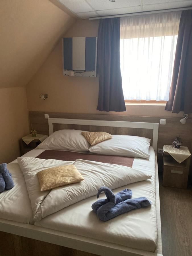 Abszolut Hotel Es Panzio Nyírbátor 외부 사진