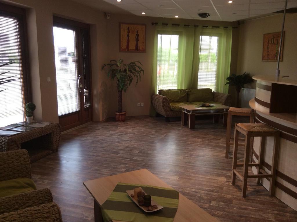 Abszolut Hotel Es Panzio Nyírbátor 외부 사진