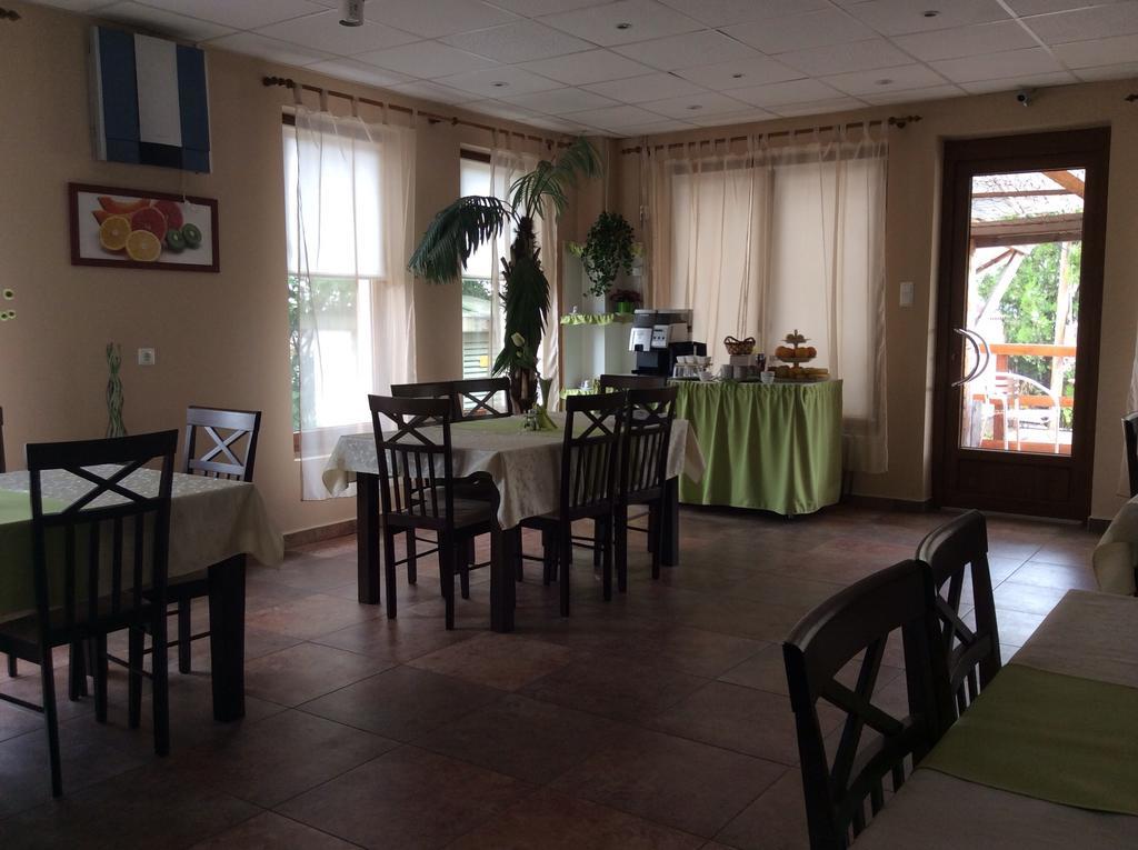 Abszolut Hotel Es Panzio Nyírbátor 외부 사진