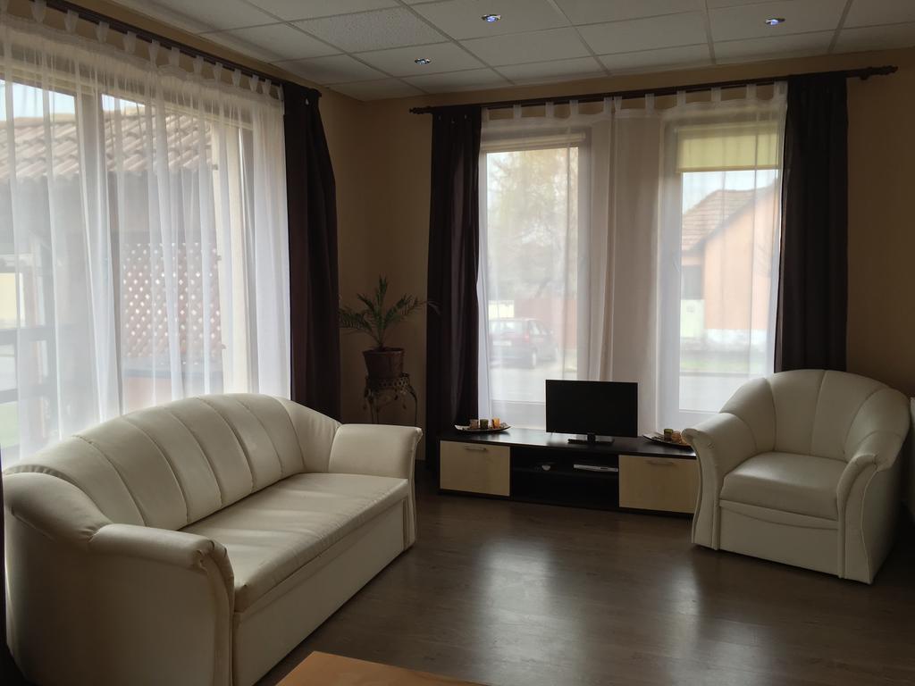 Abszolut Hotel Es Panzio Nyírbátor 외부 사진
