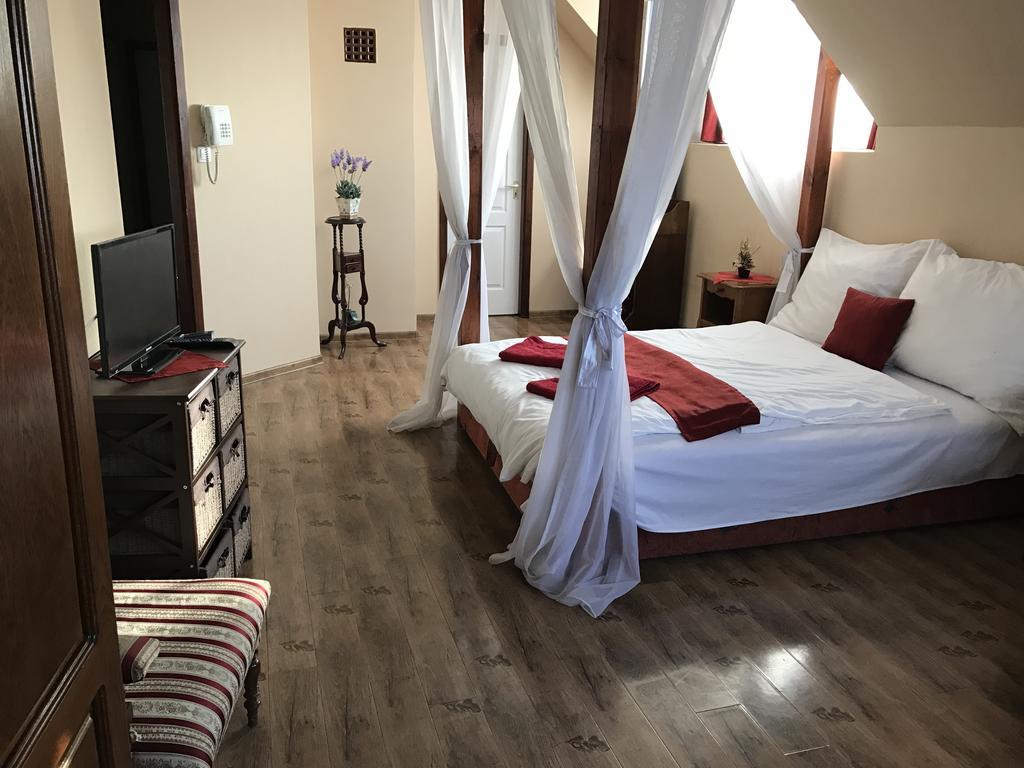Abszolut Hotel Es Panzio Nyírbátor 외부 사진