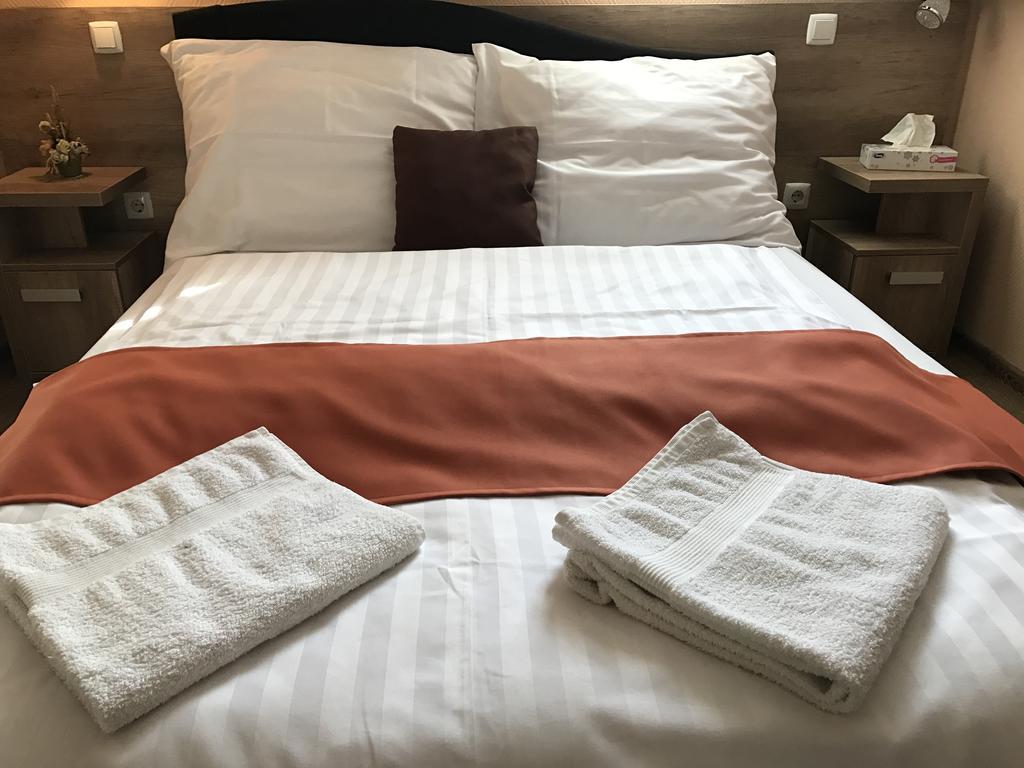 Abszolut Hotel Es Panzio Nyírbátor 외부 사진